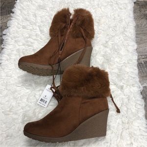 Via Rosa fine boots shoes  nwt 
Cute brown suede boots With fur